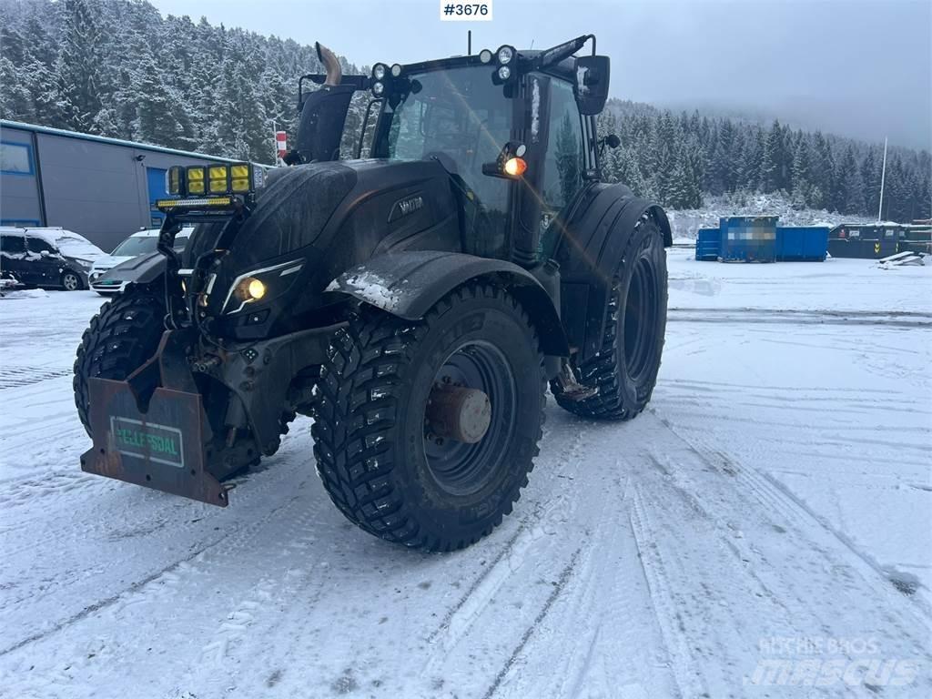 Valtra T254 الجرارات