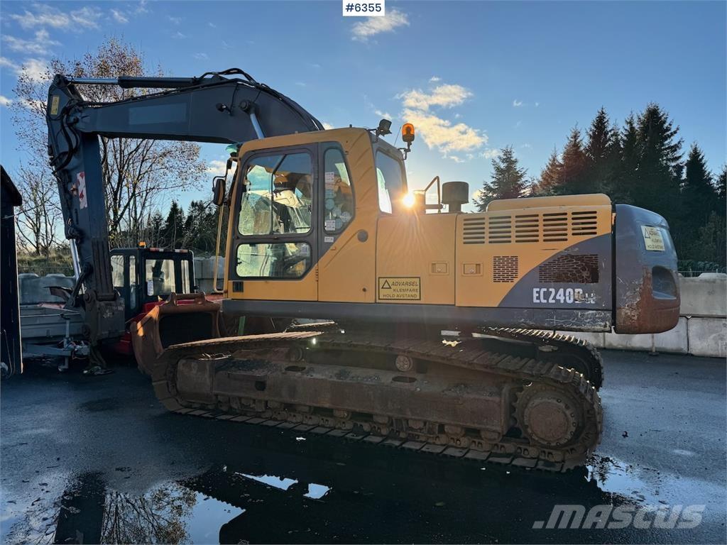 Volvo EC240BNLC حفارات زحافة