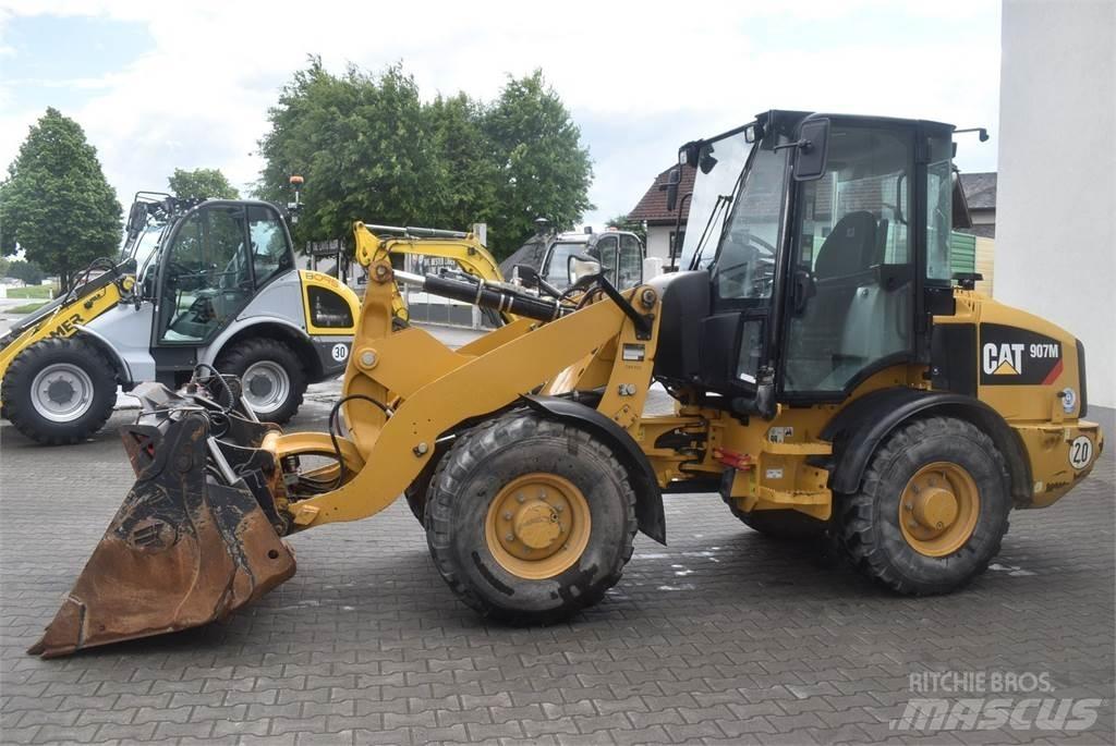 CAT 907M لوادر بعجل