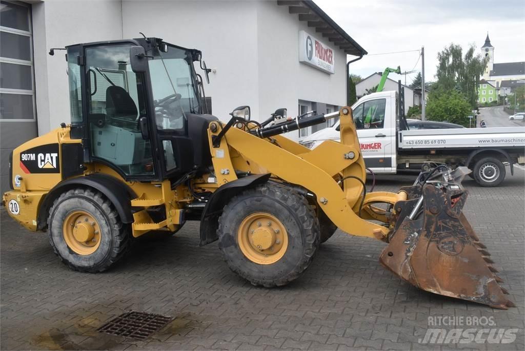 CAT 907M لوادر بعجل