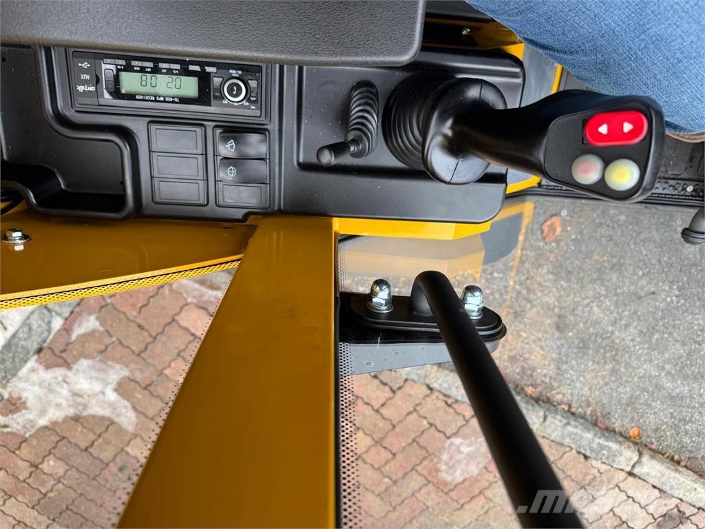 Eurotrac W 12 S لوادر وحفارات أمامية