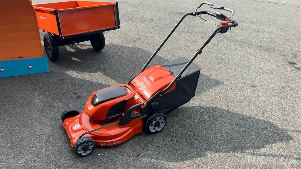 Husqvarna LC 347iVX ركوب الحشائش
