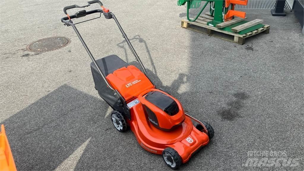 Husqvarna LC 347iVX ركوب الحشائش