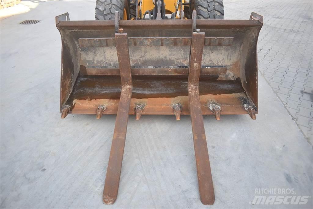 JCB 406 لوادر بعجل