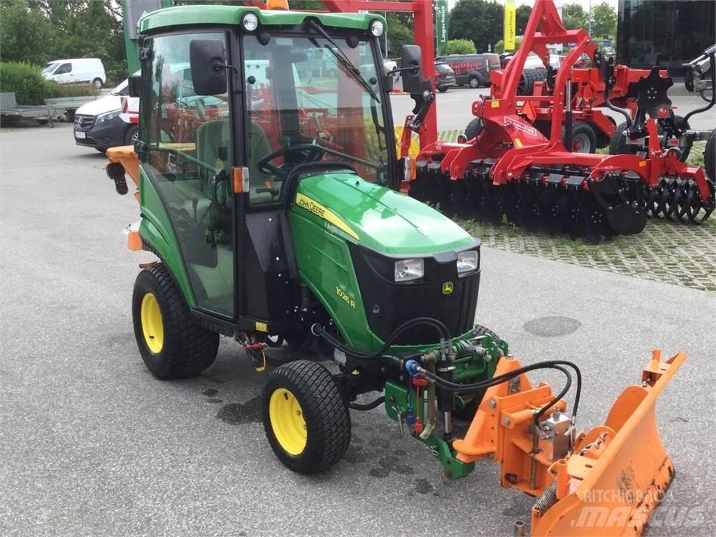 John Deere 1026R الجرارات