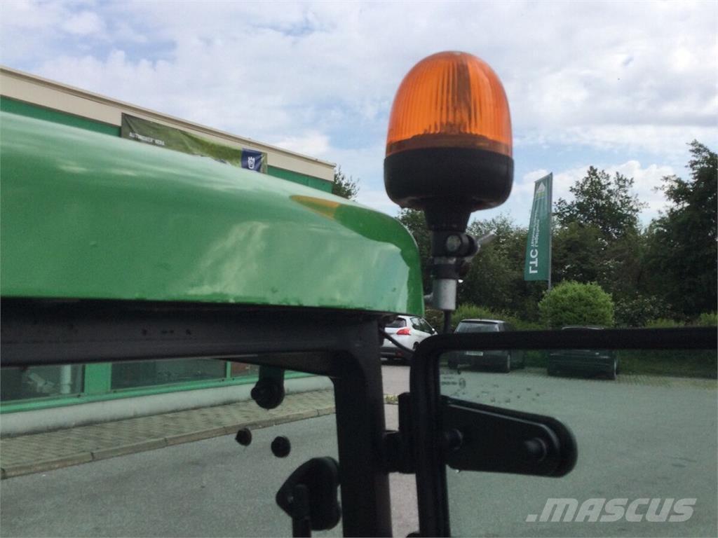 John Deere 1026R الجرارات