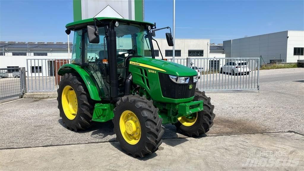 John Deere 5058E الجرارات