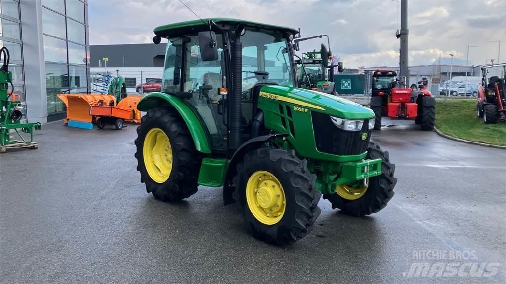 John Deere 5058E الجرارات