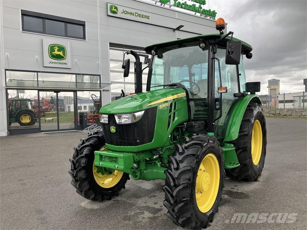 John Deere 5067E الجرارات