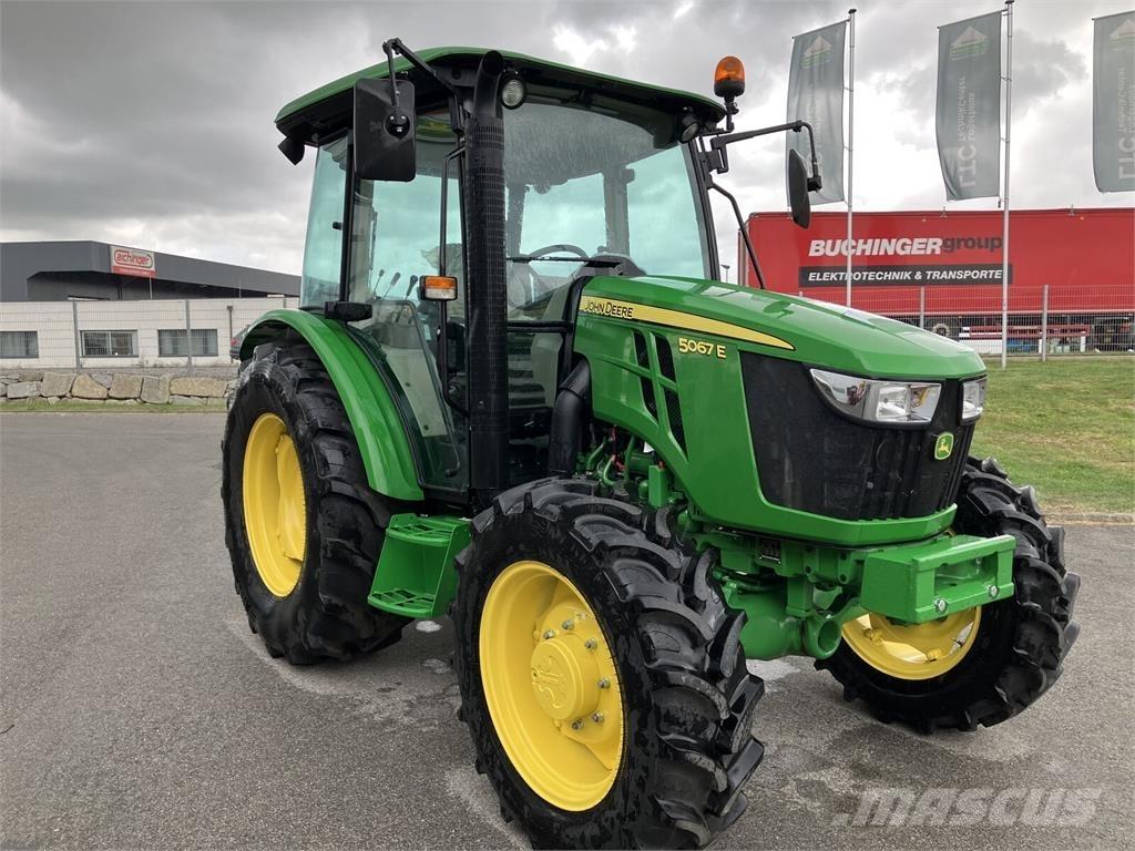 John Deere 5067E الجرارات