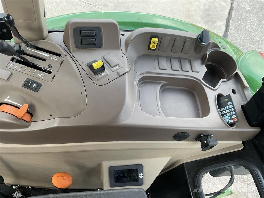John Deere 5075E الجرارات