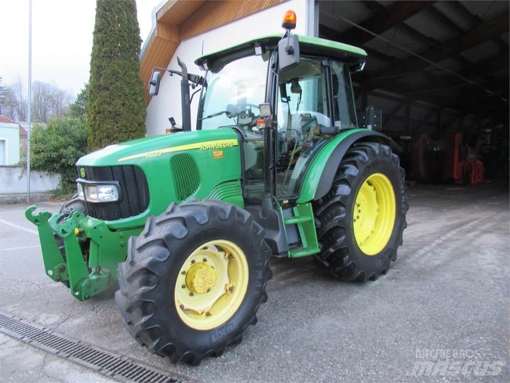John Deere 5820 الجرارات
