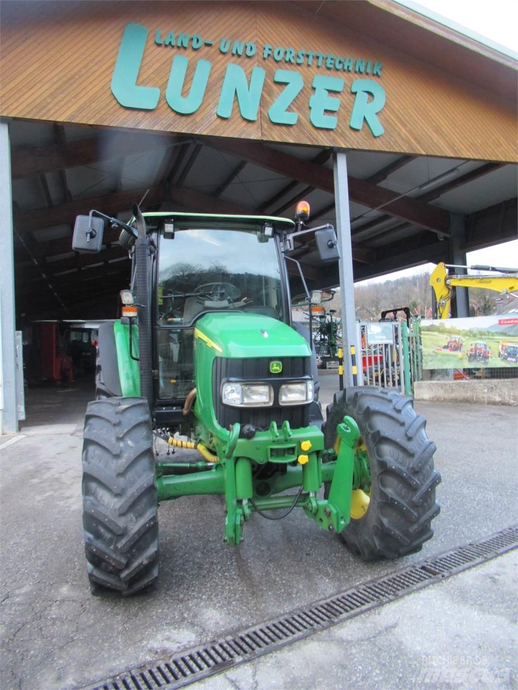 John Deere 5820 الجرارات