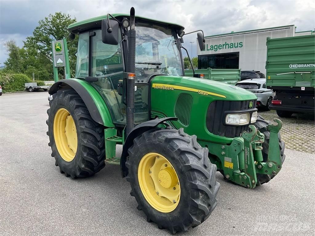 John Deere 5820 الجرارات