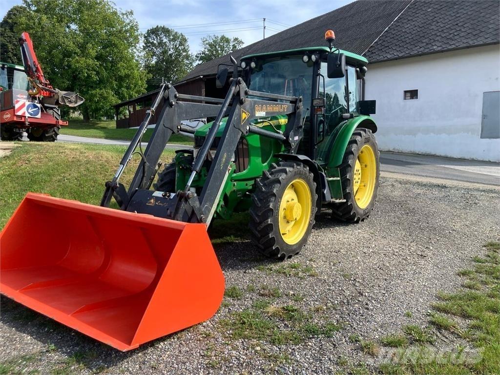 John Deere 5820 الجرارات