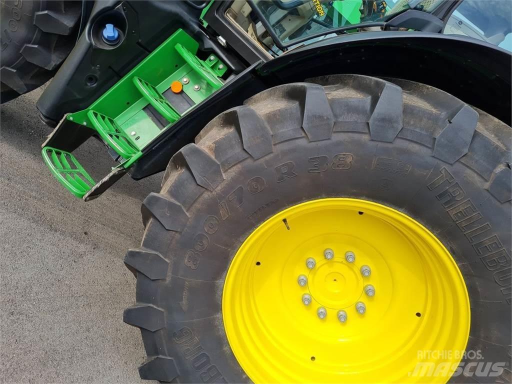John Deere 6215R الجرارات