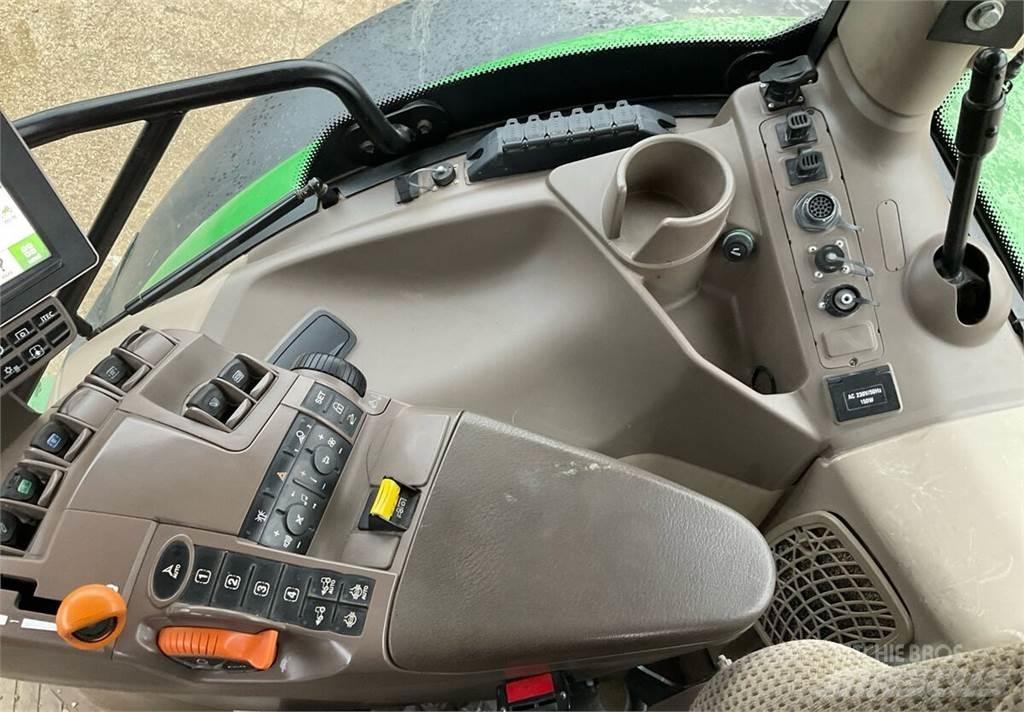 John Deere 6215R الجرارات
