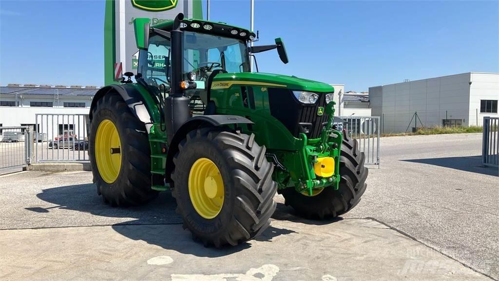 John Deere 6R 215 الجرارات
