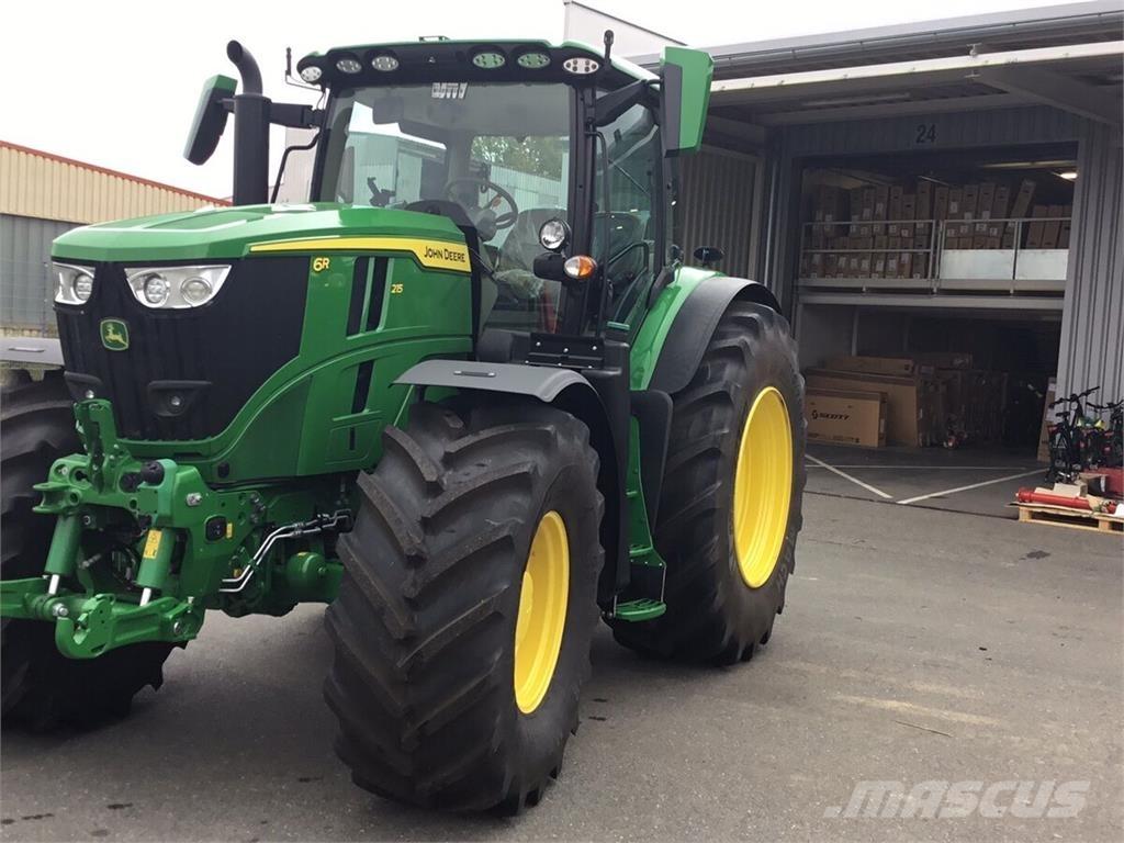 John Deere 6R215 الجرارات