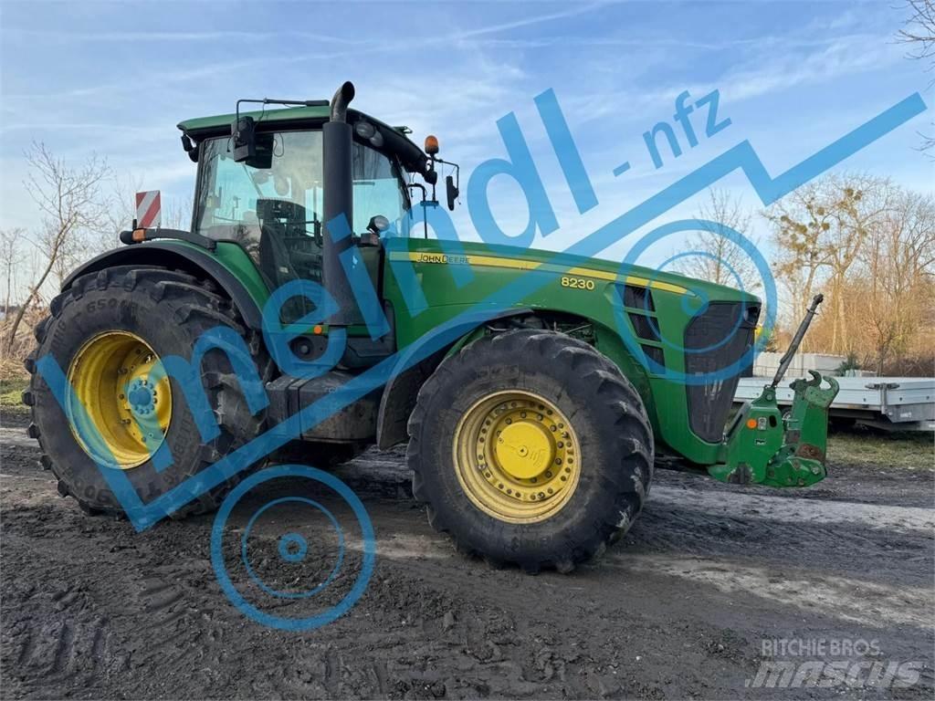 John Deere 8230 الجرارات