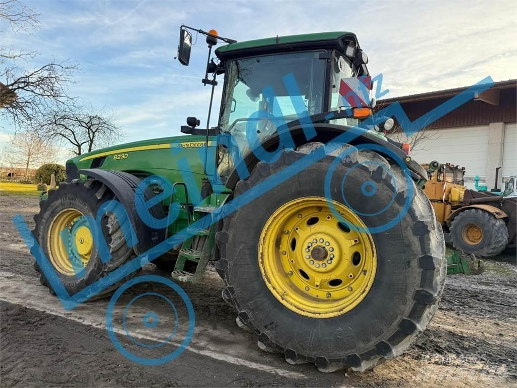 John Deere 8230 الجرارات