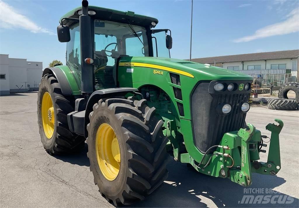 John Deere 8245R الجرارات