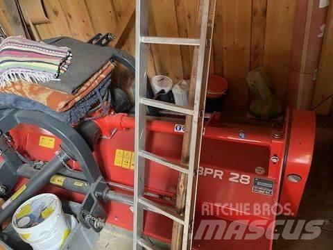 Kuhn BPR 28 جزازات وأغطية المراعي