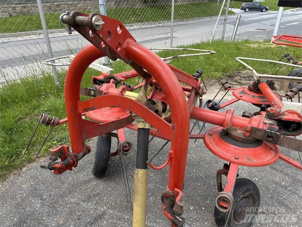 Kuhn GF 440 P مكابس وميبسات التبن