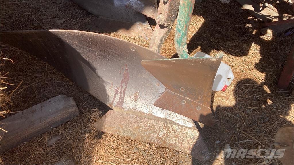 Kverneland LB 100 محاريث تقليدية