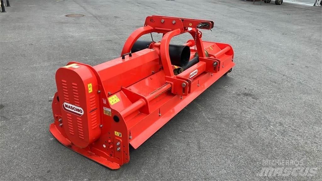 Maschio Bisonte 280 جزازات وأغطية المراعي