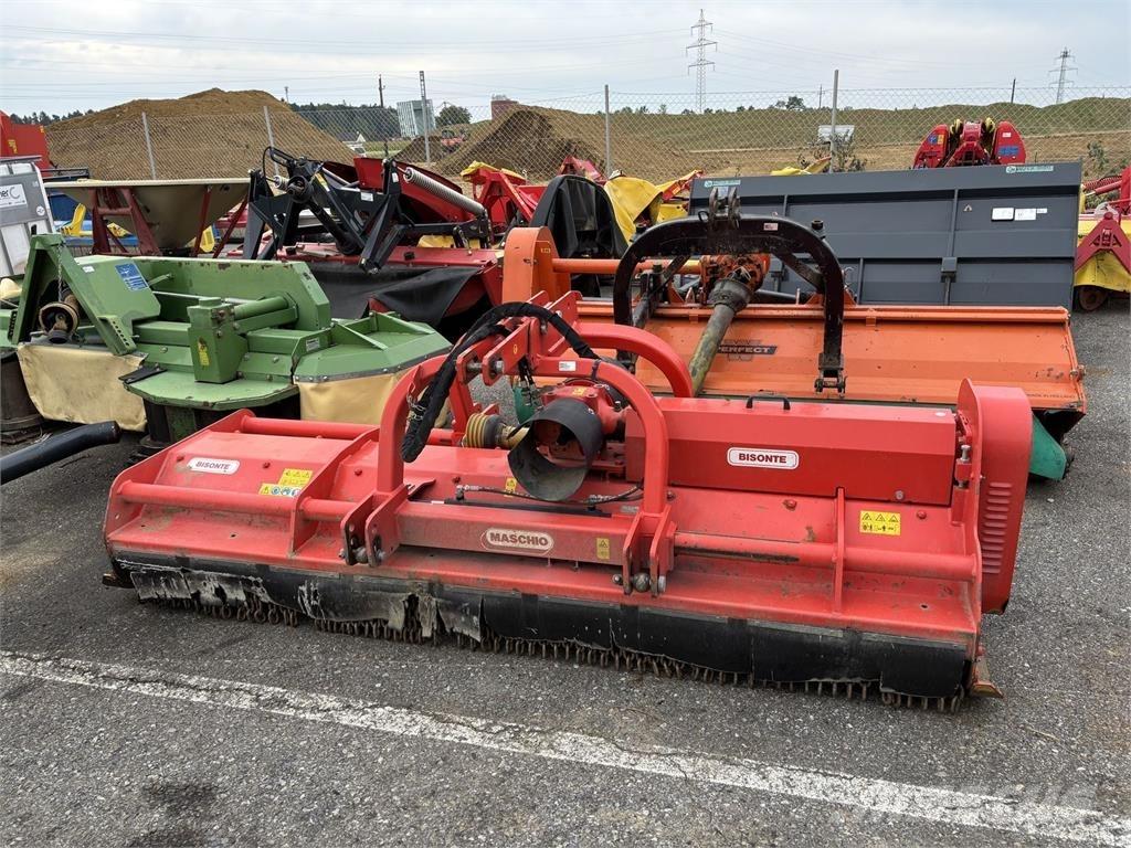 Maschio Bisonte 280 جزازات وأغطية المراعي