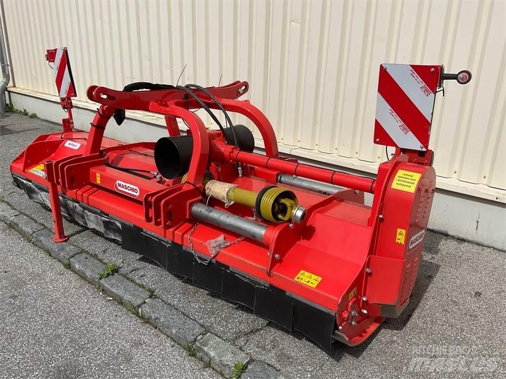 Maschio Bufalo 300 جزازات وأغطية المراعي