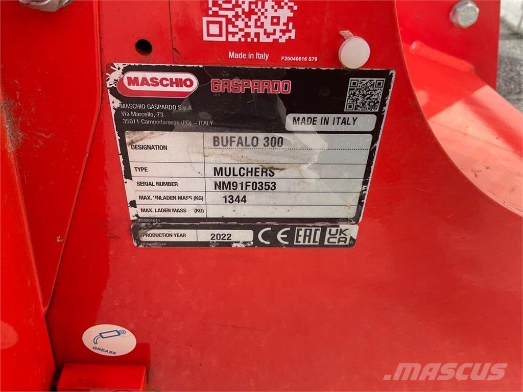 Maschio Bufalo 300 جزازات وأغطية المراعي