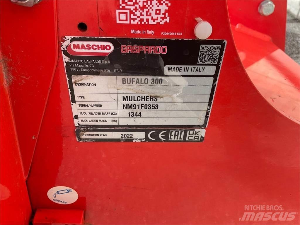 Maschio Bufalo 300 جزازات وأغطية المراعي