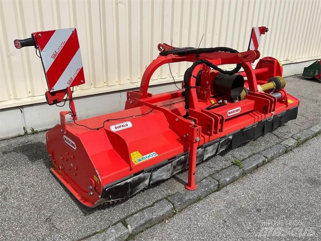 Maschio Bufalo 300 جزازات وأغطية المراعي