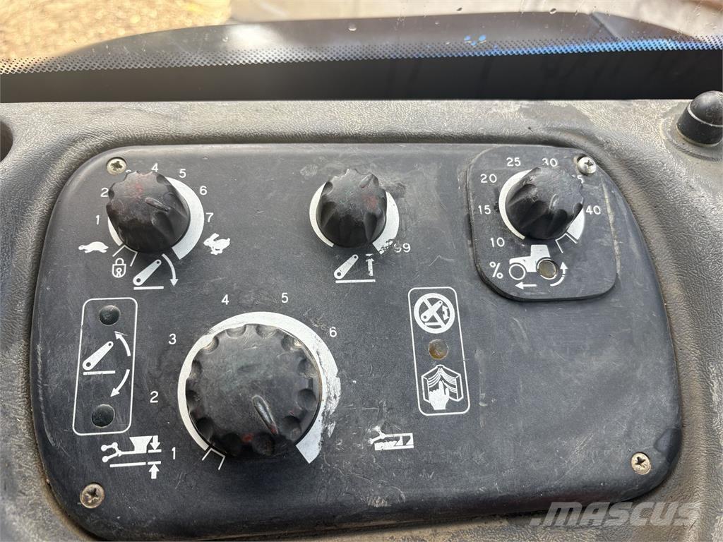 New Holland TS115 الجرارات