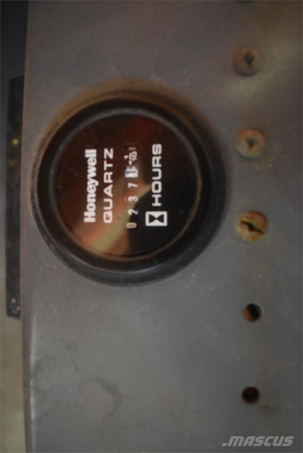 SkyJack SJ-III 3220 رافعات سلة مفصلية