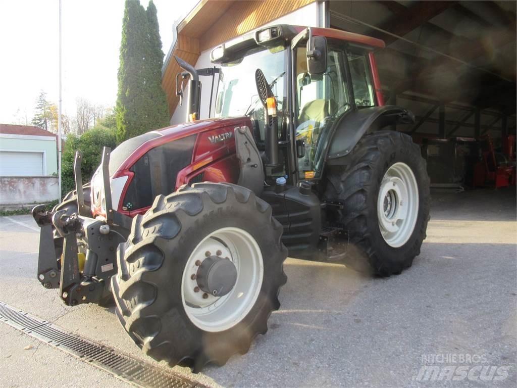 Valtra N163D الجرارات