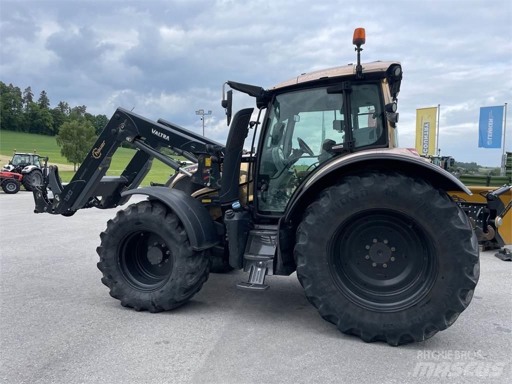 Valtra N174 HiTech الجرارات