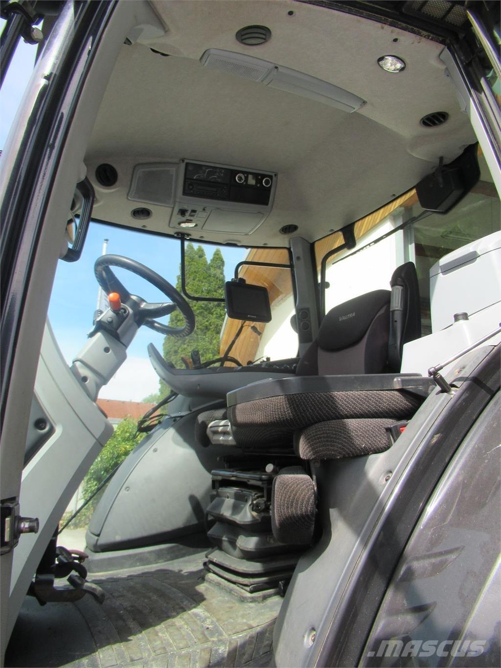 Valtra T 214D الجرارات