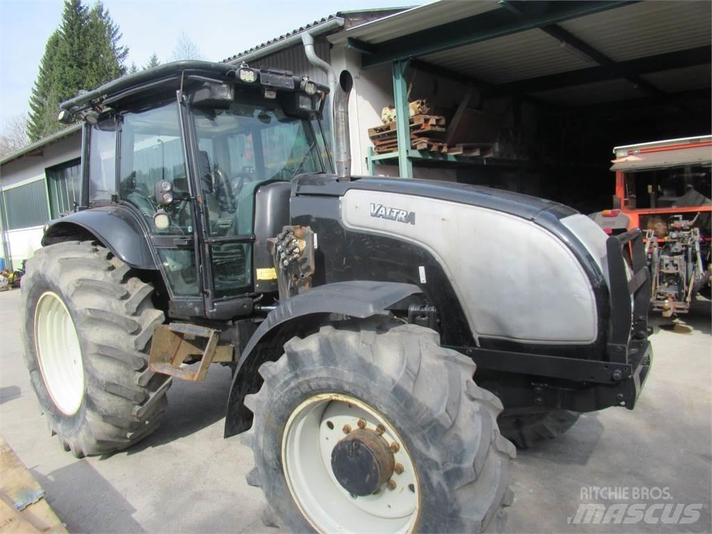 Valtra XM 130 الجرارات