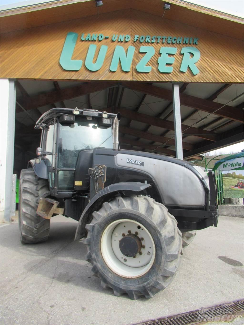 Valtra XM 130 الجرارات