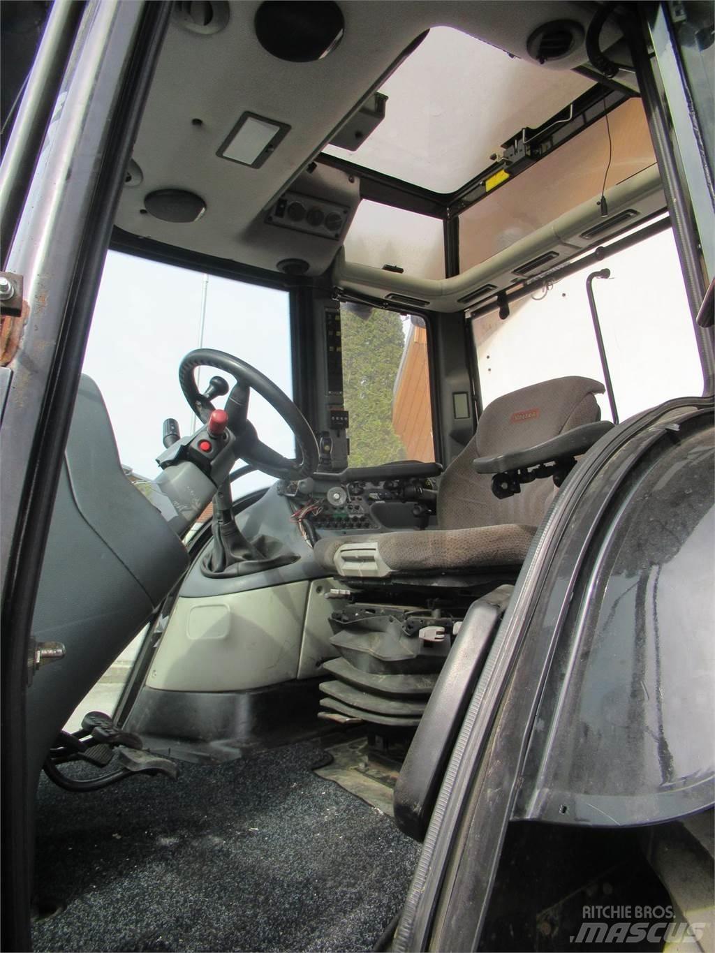 Valtra XM 130 الجرارات