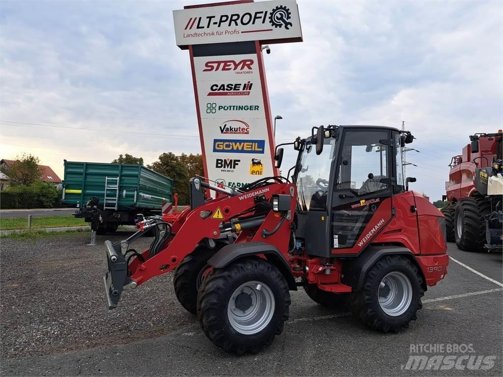 Weidemann 1390 لوادر وحفارات أمامية