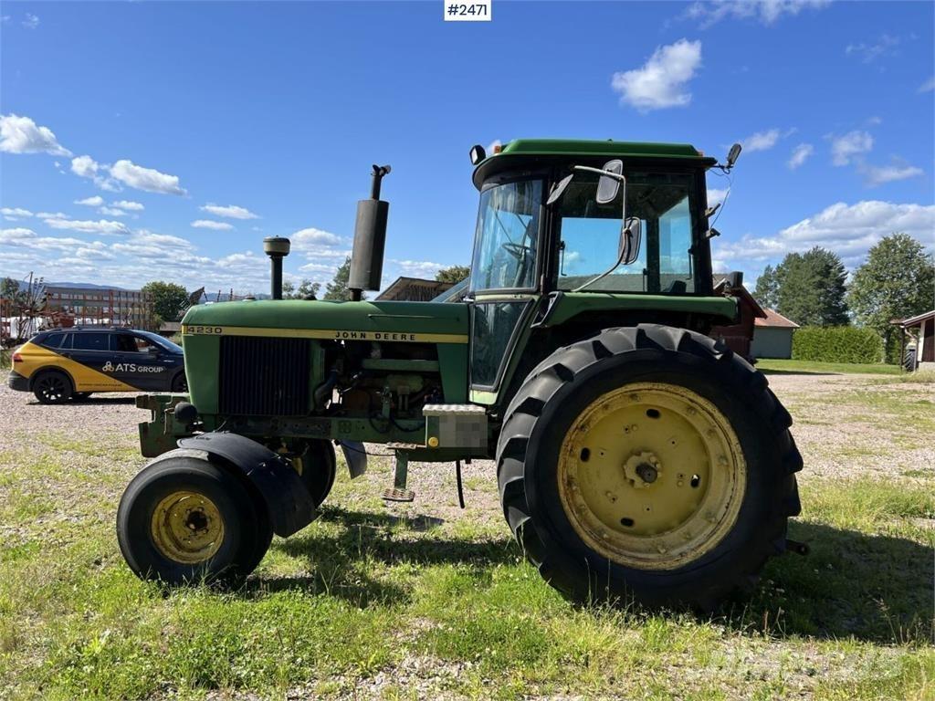 John Deere 4230 الجرارات