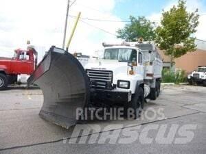 Mack RD688S حراثات ونصول الجليد