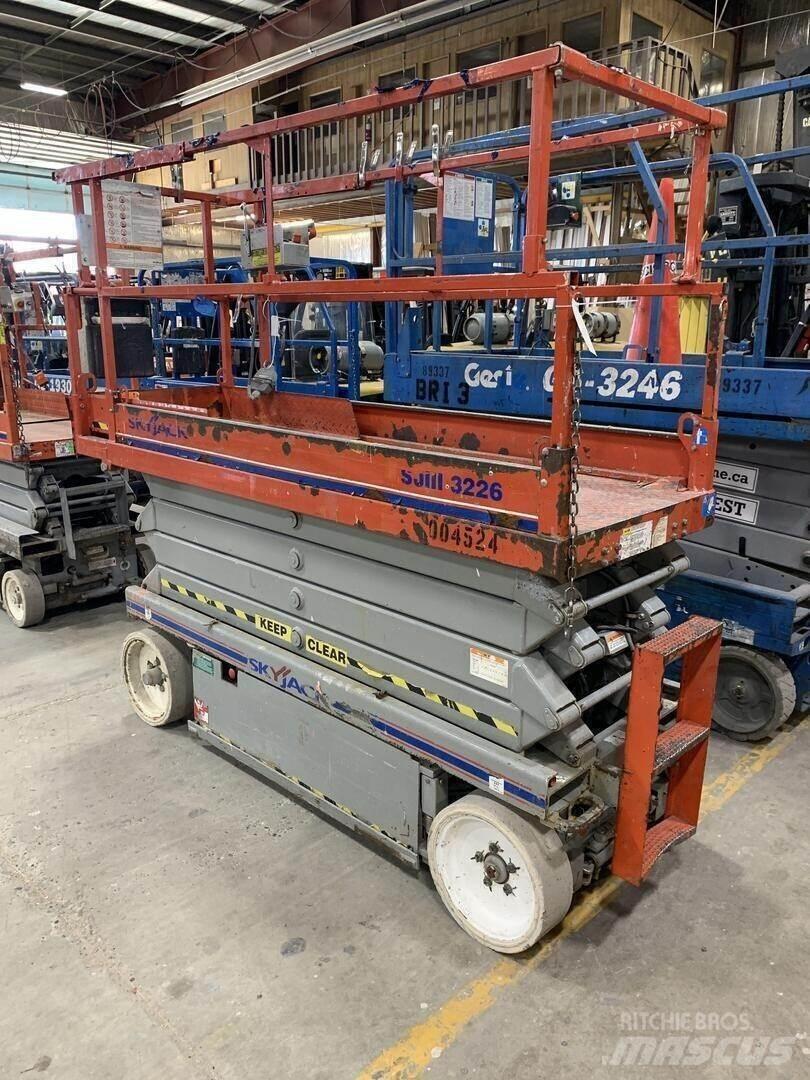 SkyJack SJIII 3226 رافعات مقصية الشكل
