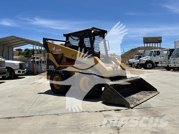 CAT 252B لوادر انزلاقية التوجيه