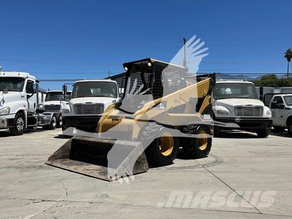 CAT 252B لوادر انزلاقية التوجيه