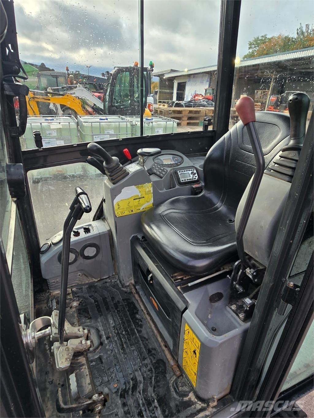 Bobcat E17 حفارات زحافة
